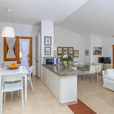 ヴィラ Oleandri 50m From Seashore - Happy